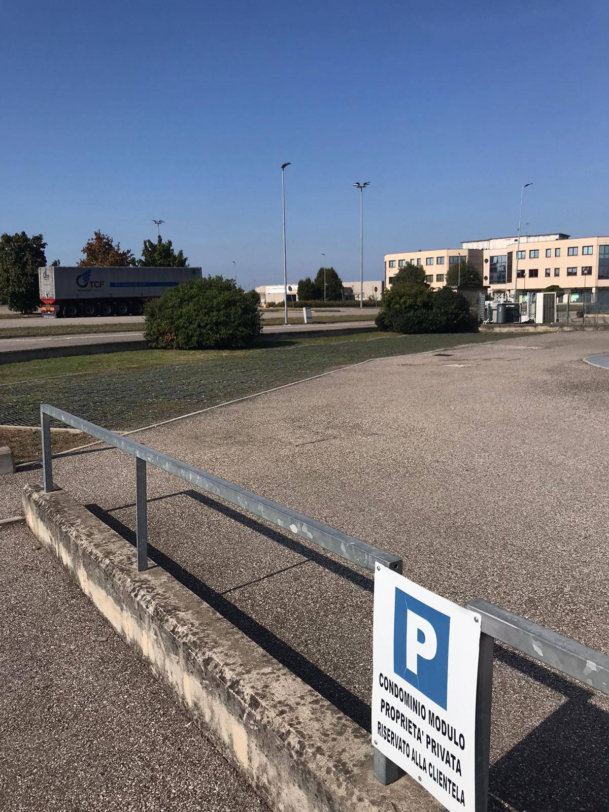 Locale commerciale in vendita a Porto Mantovano