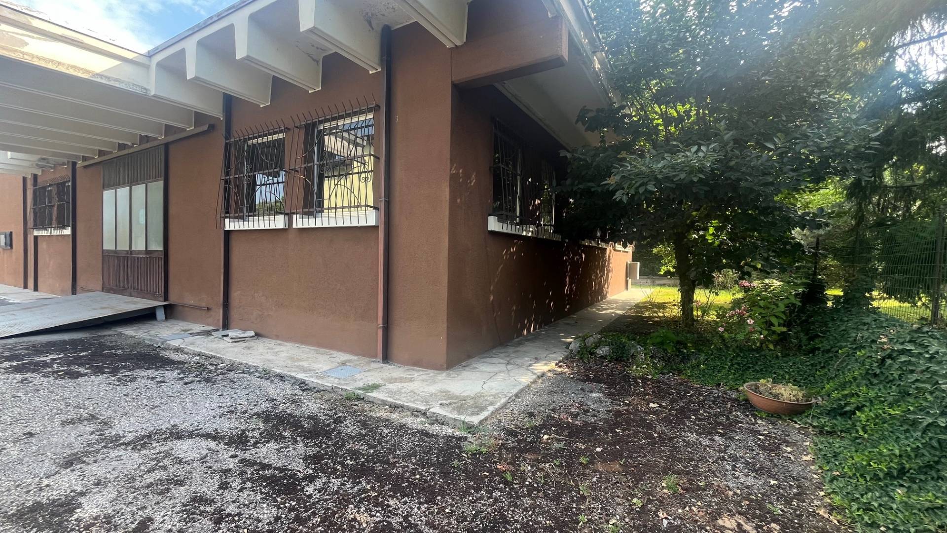 Locale commerciale in affitto a Mantova, Dosso del Corso