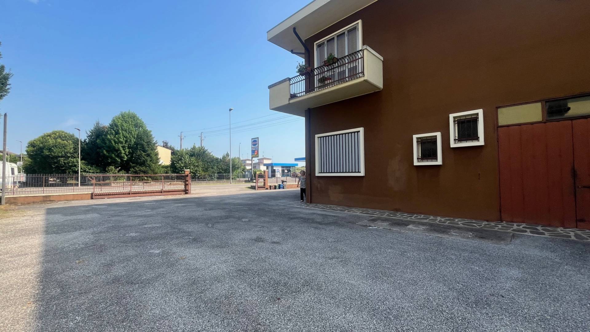 Locale commerciale in affitto a Mantova, Dosso del Corso