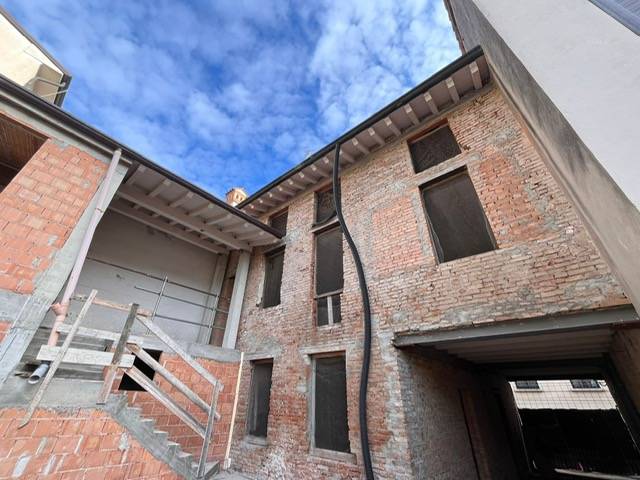 Casa Indipendente in vendita a Mantova, Centro storico