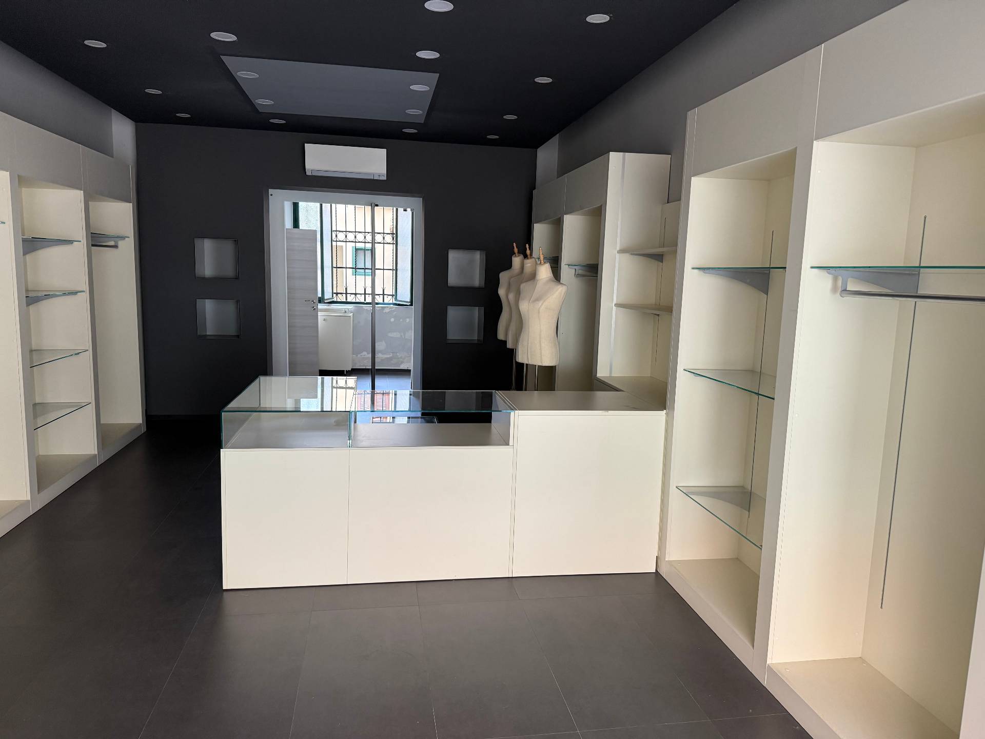 Locale commerciale in affitto a Mantova, Centro storico