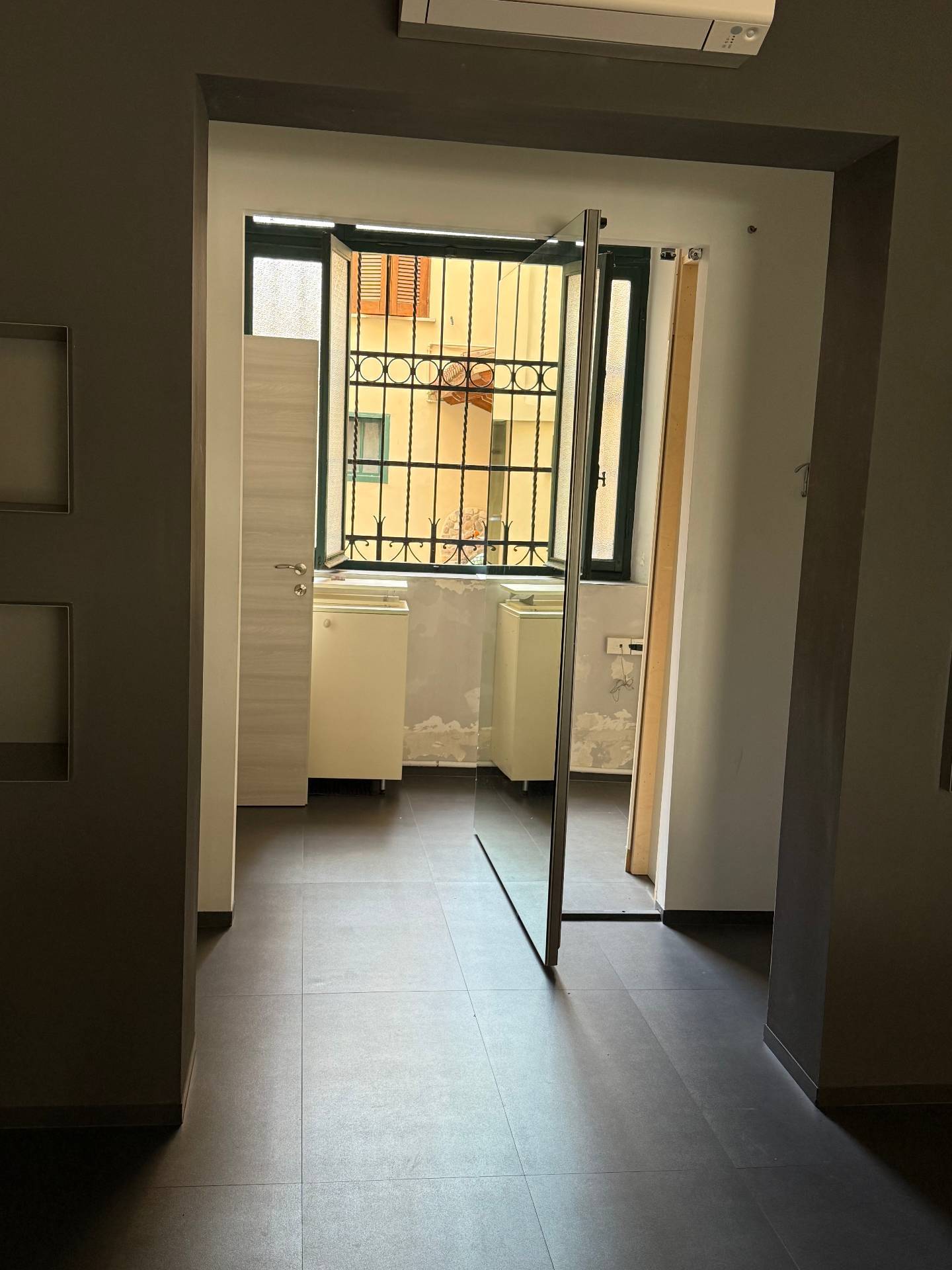 Locale commerciale in affitto a Mantova, Centro storico