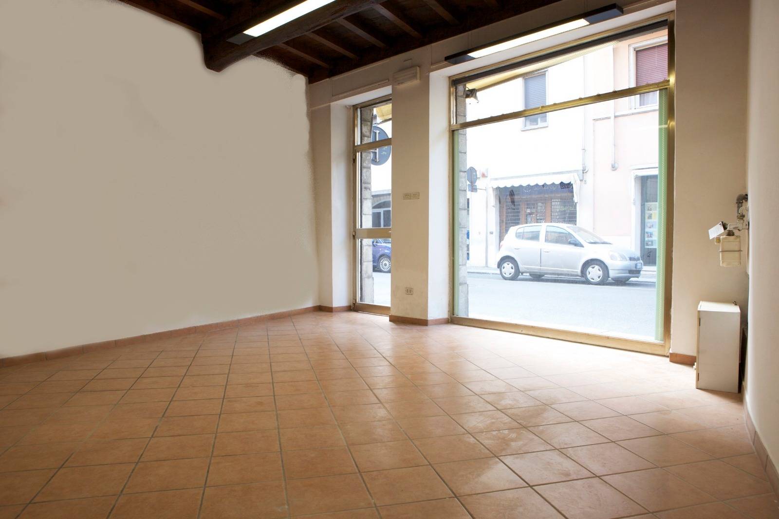 Locale commerciale in affitto a Mantova, Centro storico