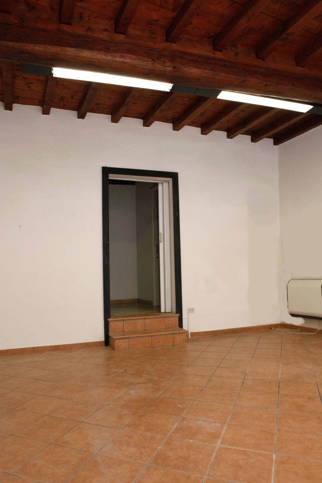 Locale commerciale in affitto a Mantova, Centro storico