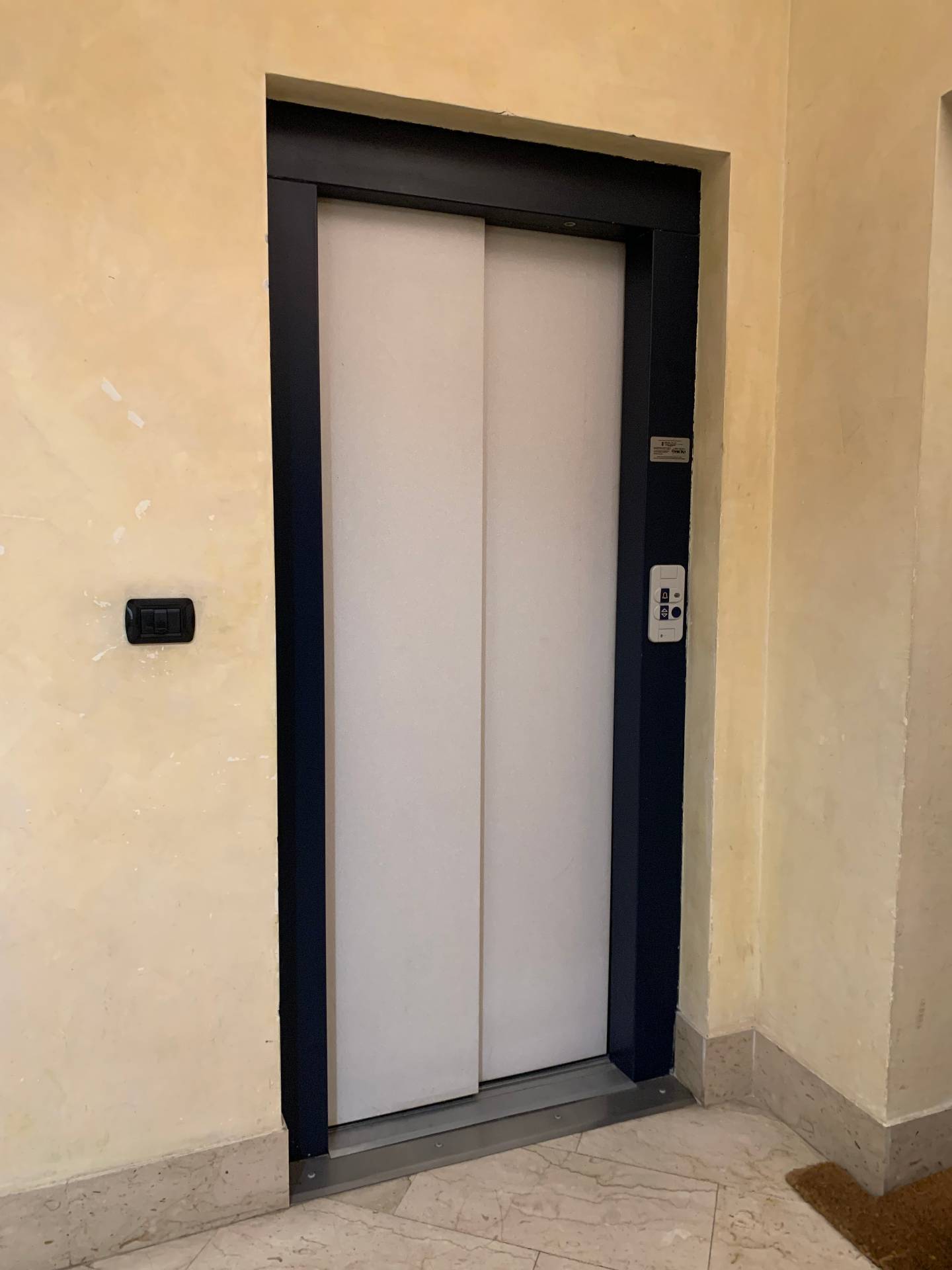 Magazzino in vendita a Mantova, Centro storico