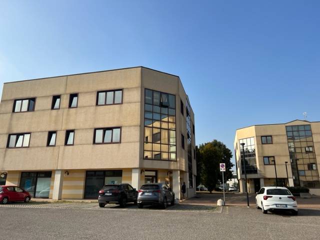 Locale commerciale in affitto a Porto Mantovano