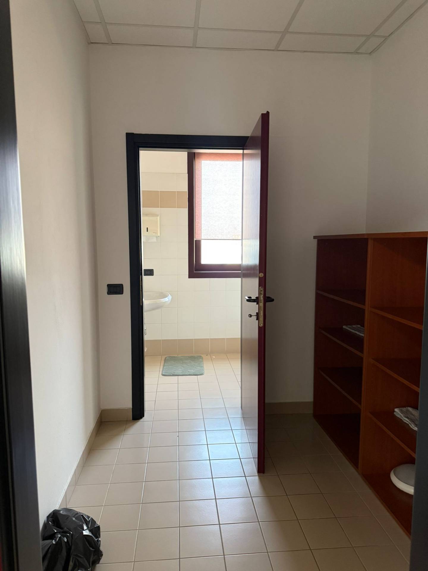 Locale commerciale in affitto a Porto Mantovano