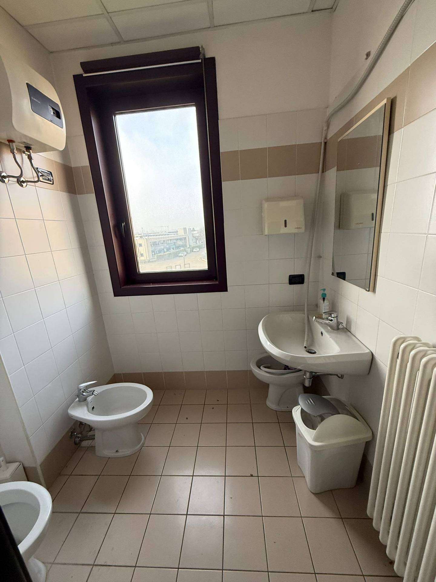 Locale commerciale in affitto a Porto Mantovano