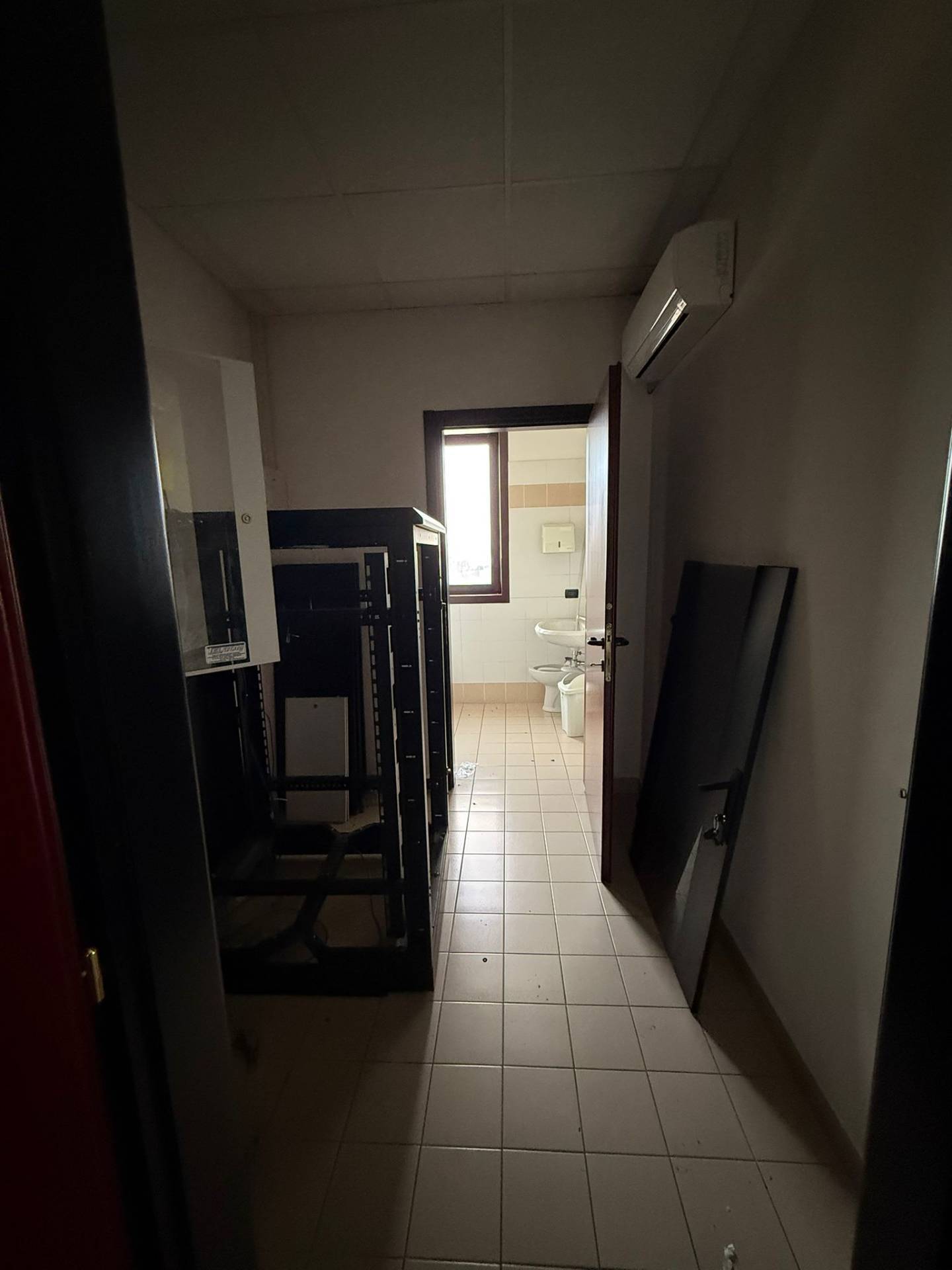 Locale commerciale in affitto a Porto Mantovano