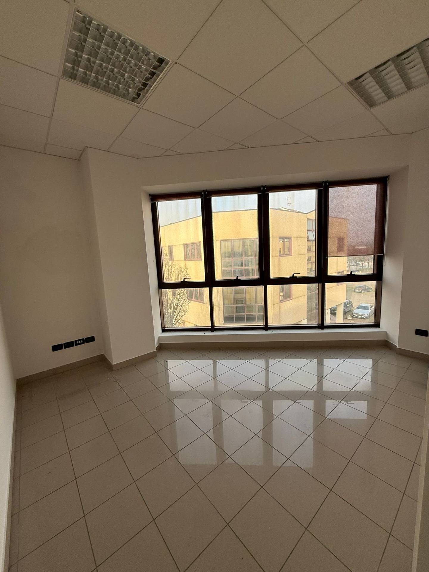 Locale commerciale in affitto a Porto Mantovano