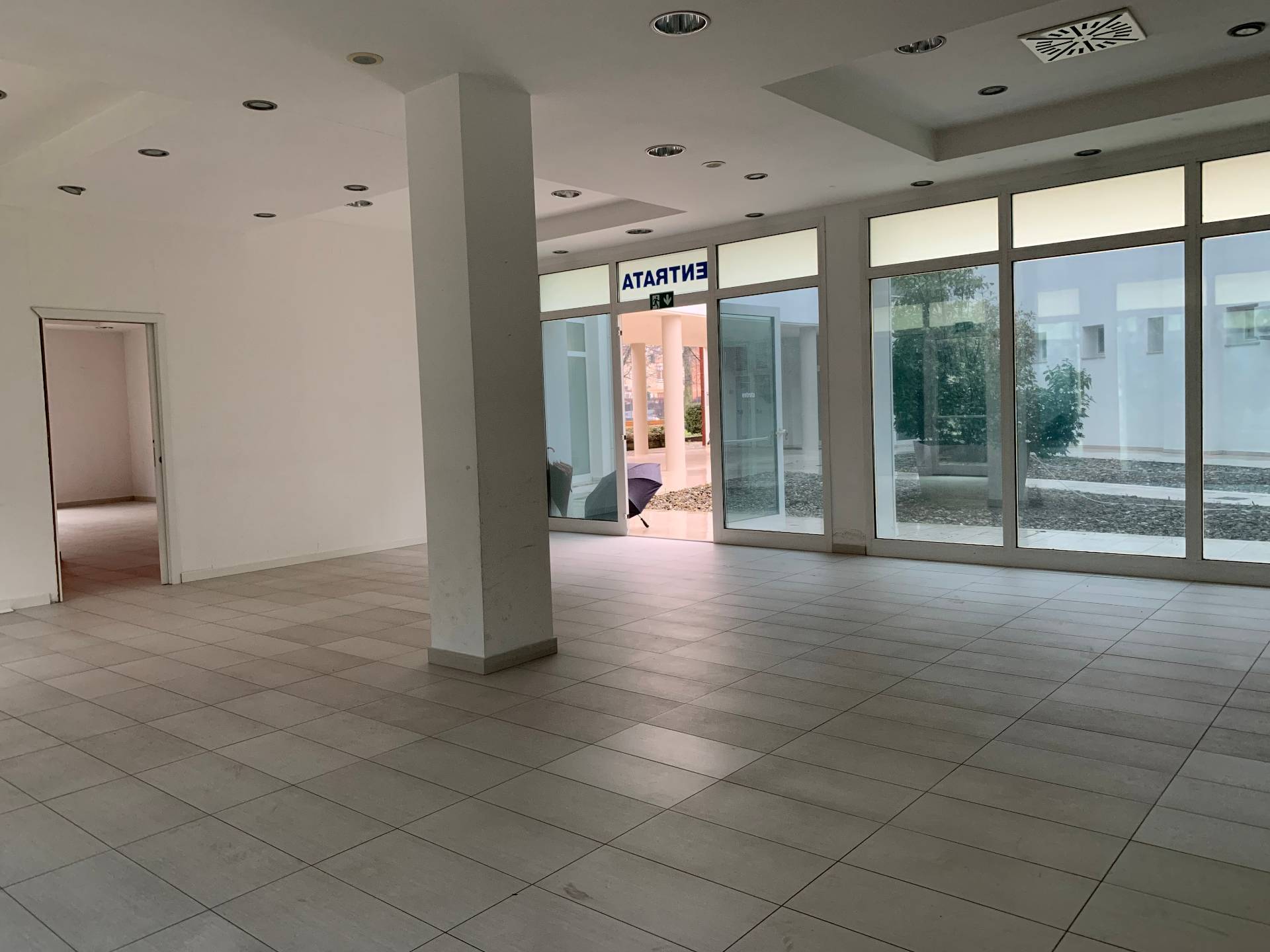 Locale commerciale in affitto a Mantova, Valletta Paiolo