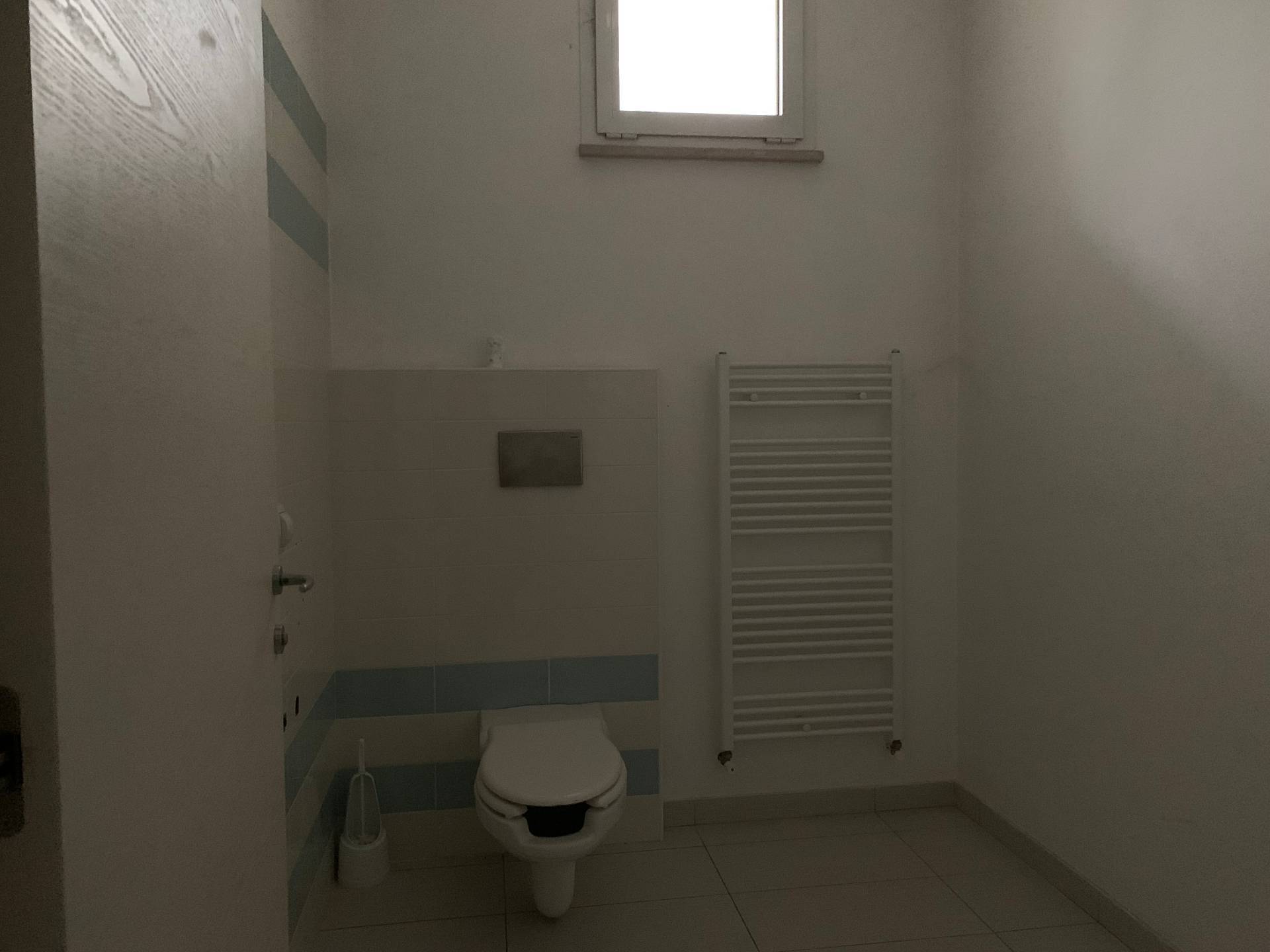 Locale commerciale in affitto a Mantova, Valletta Paiolo