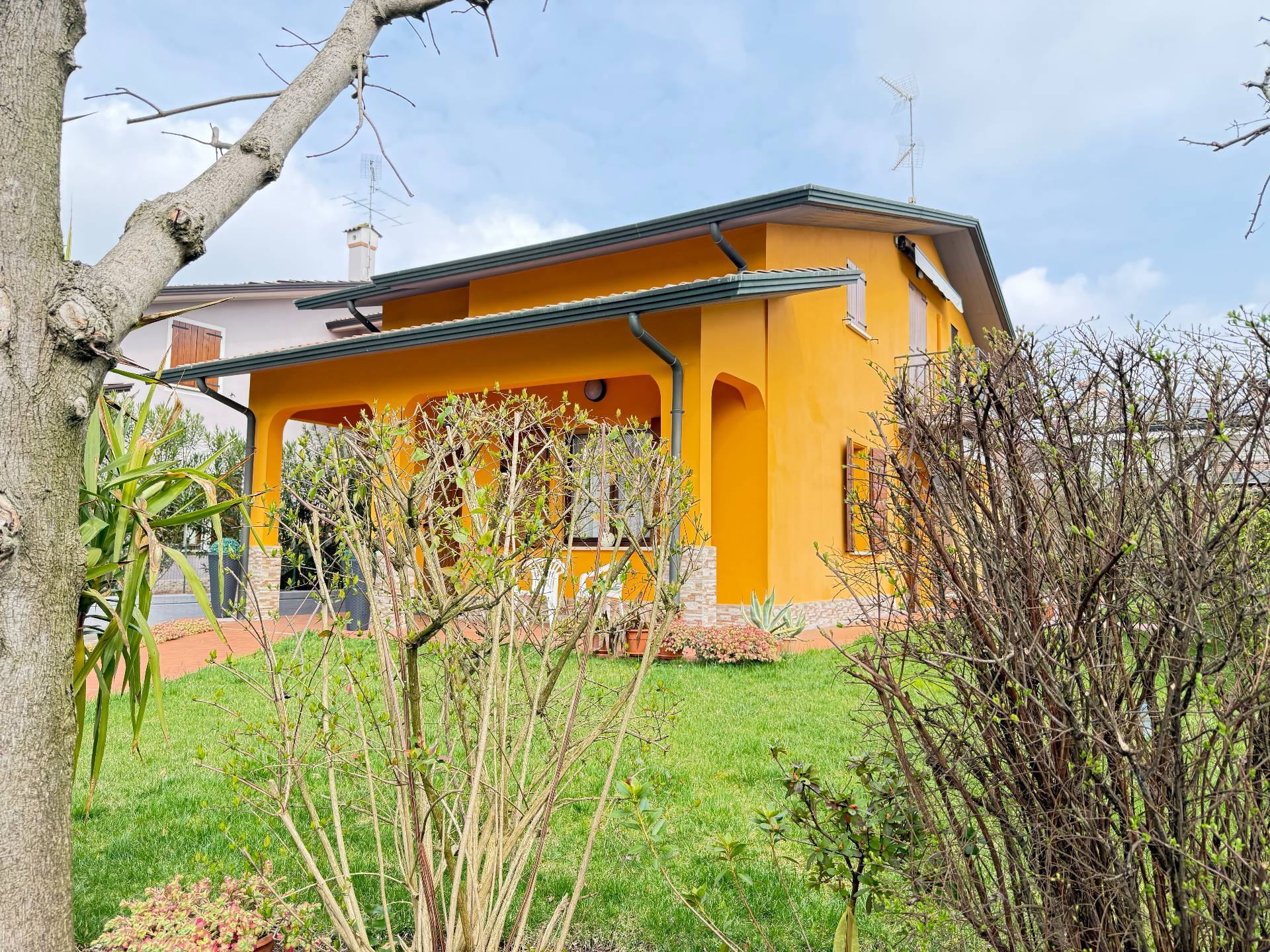 Villa bifamiliare in vendita a Mantova, Porto Mantovano