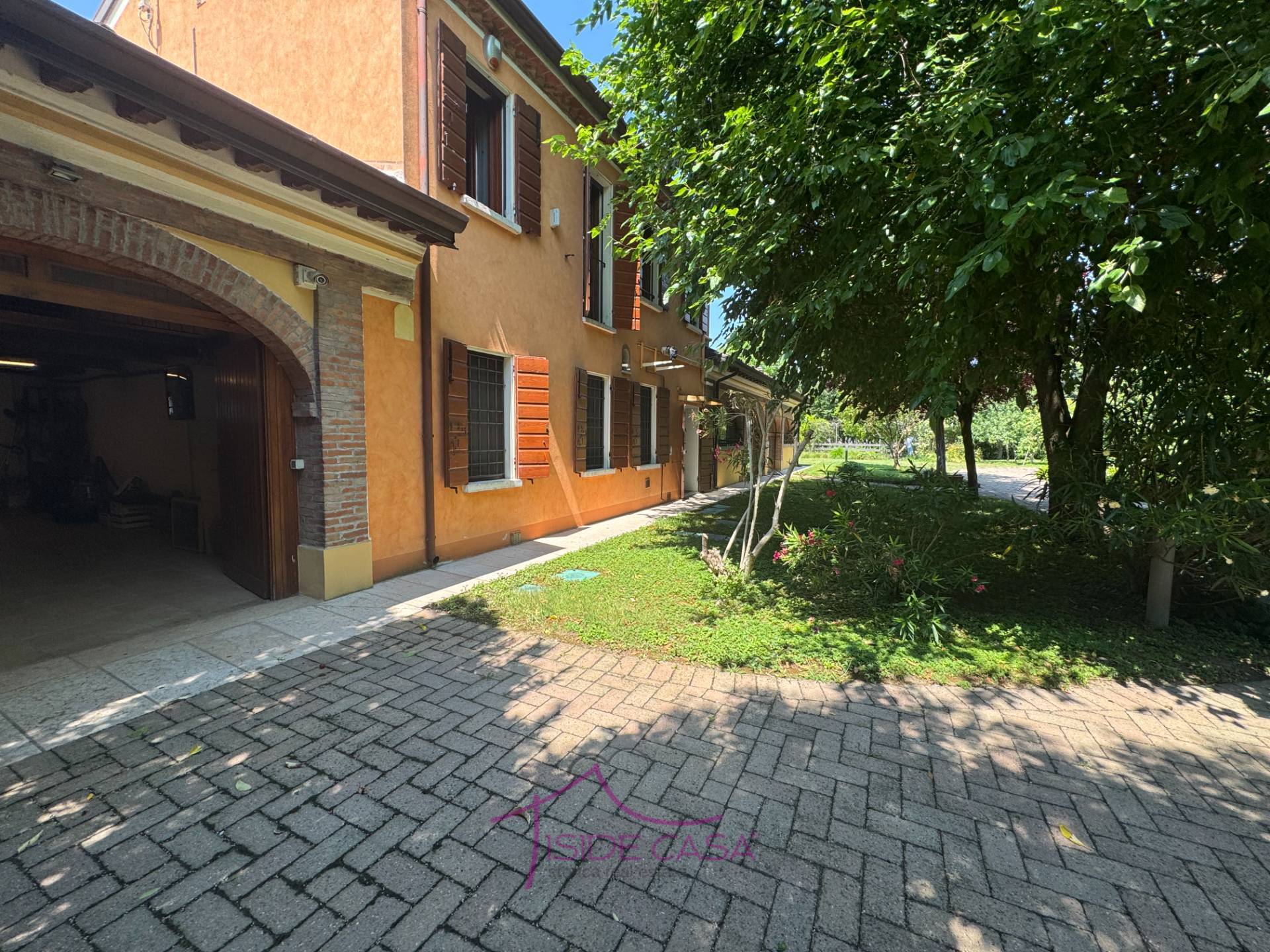 Casa Indipendente in vendita a Roncoferraro, Cad