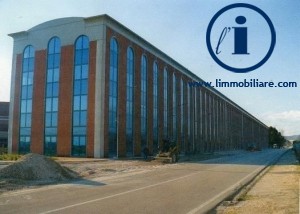 Complesso commerciale in vendita a Caserta