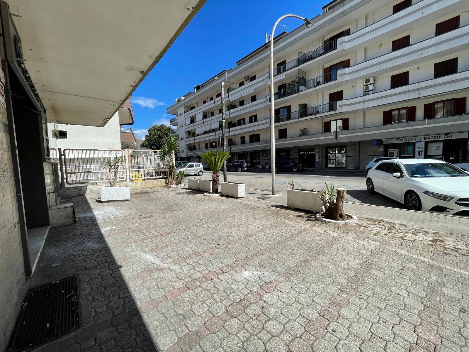 Negozio in affitto a Caserta, Petrarelle