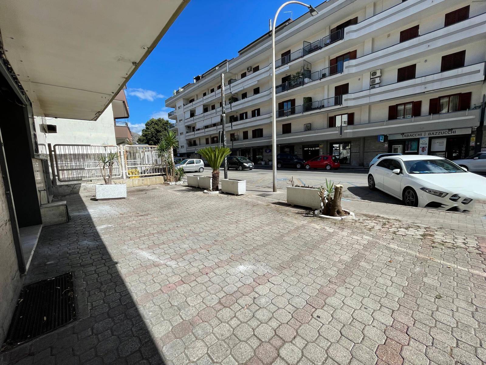 Negozio in affitto a Caserta, Petrarelle