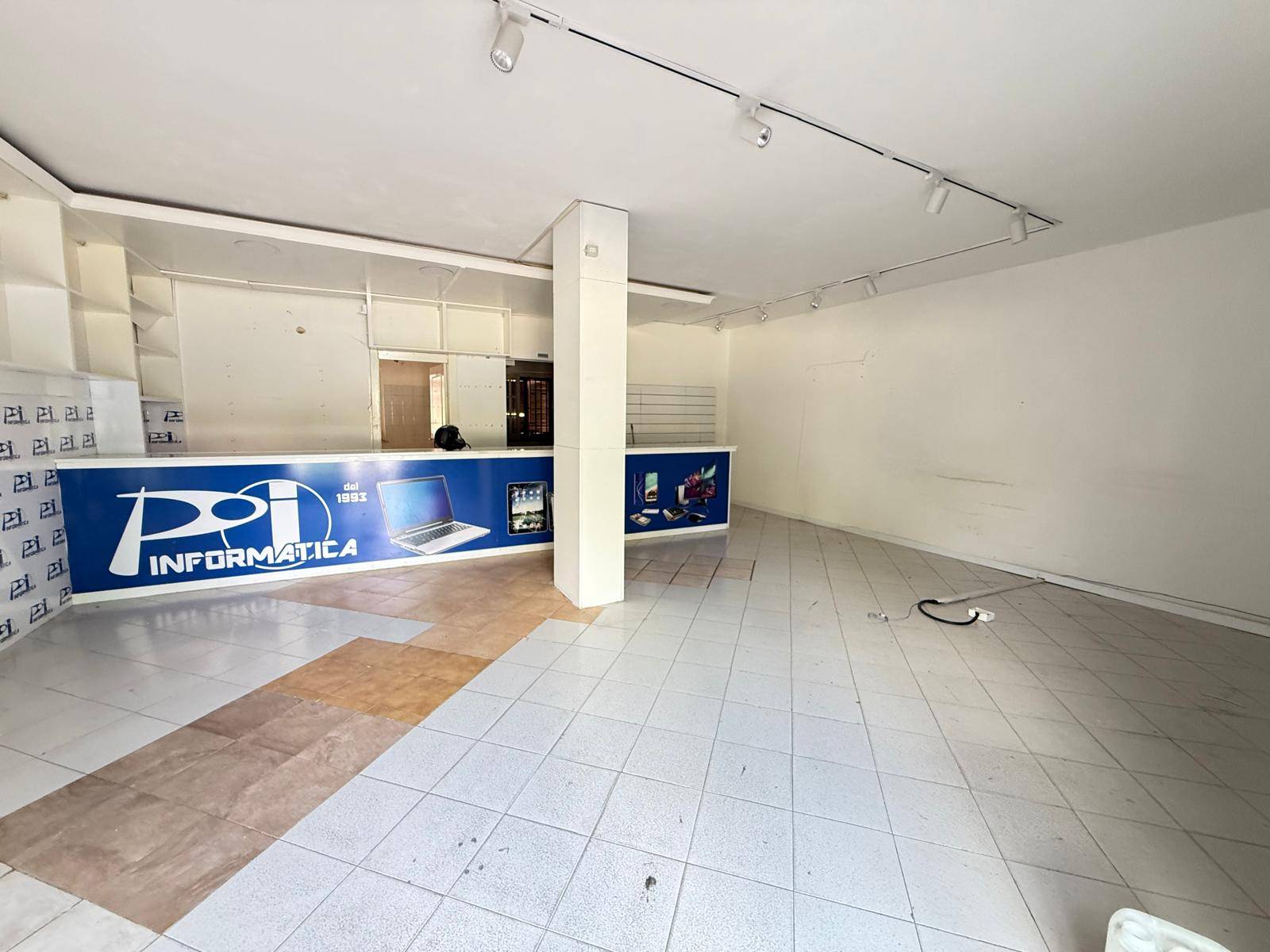 Negozio in affitto a Caserta, Acquaviva