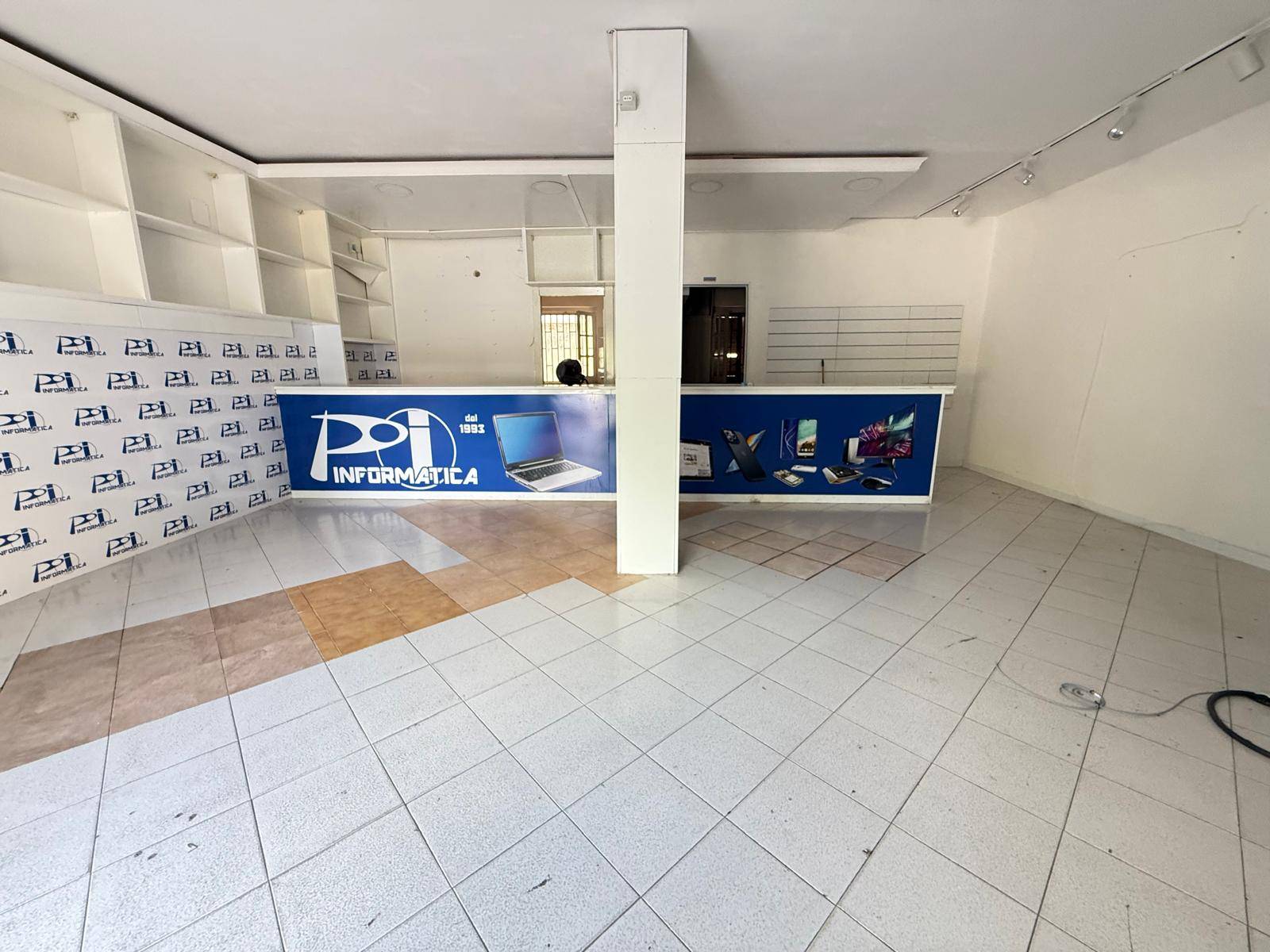 Negozio in affitto a Caserta, Acquaviva