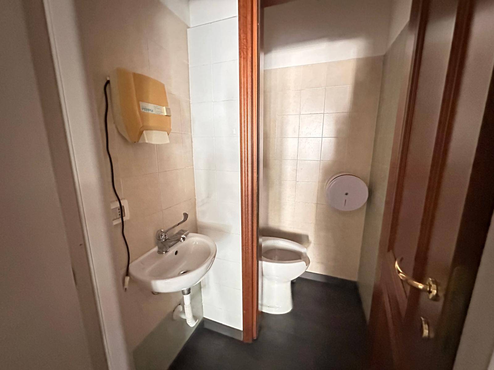 Negozio in affitto a Caserta, Centro