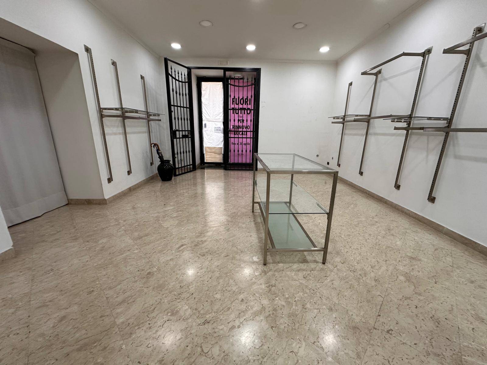 Negozio in affitto a Caserta, Centro