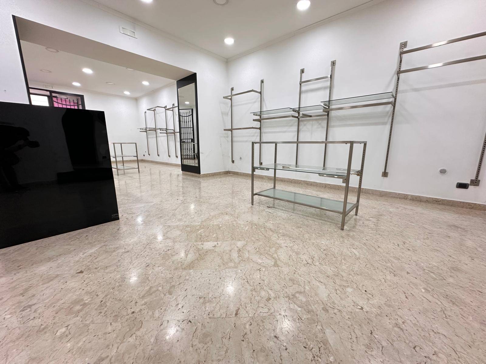 Negozio in affitto a Caserta, Centro