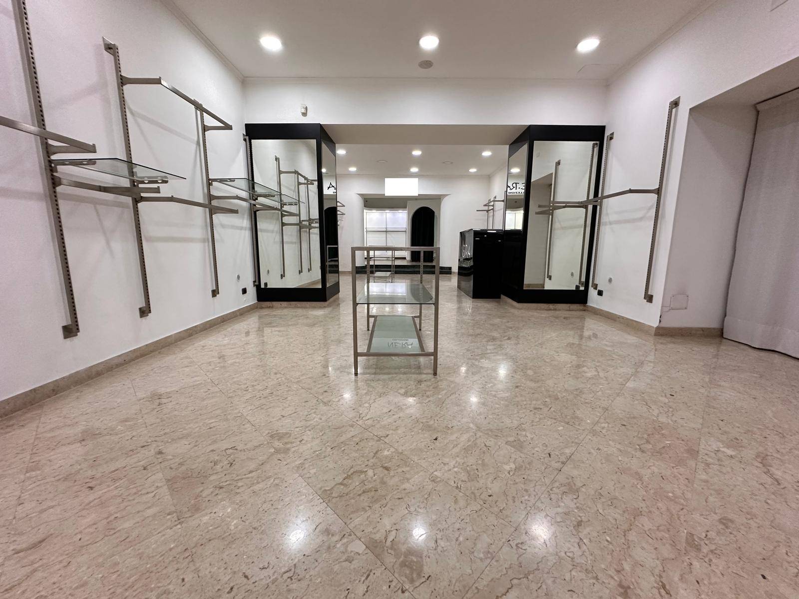 Negozio in affitto a Caserta, Centro