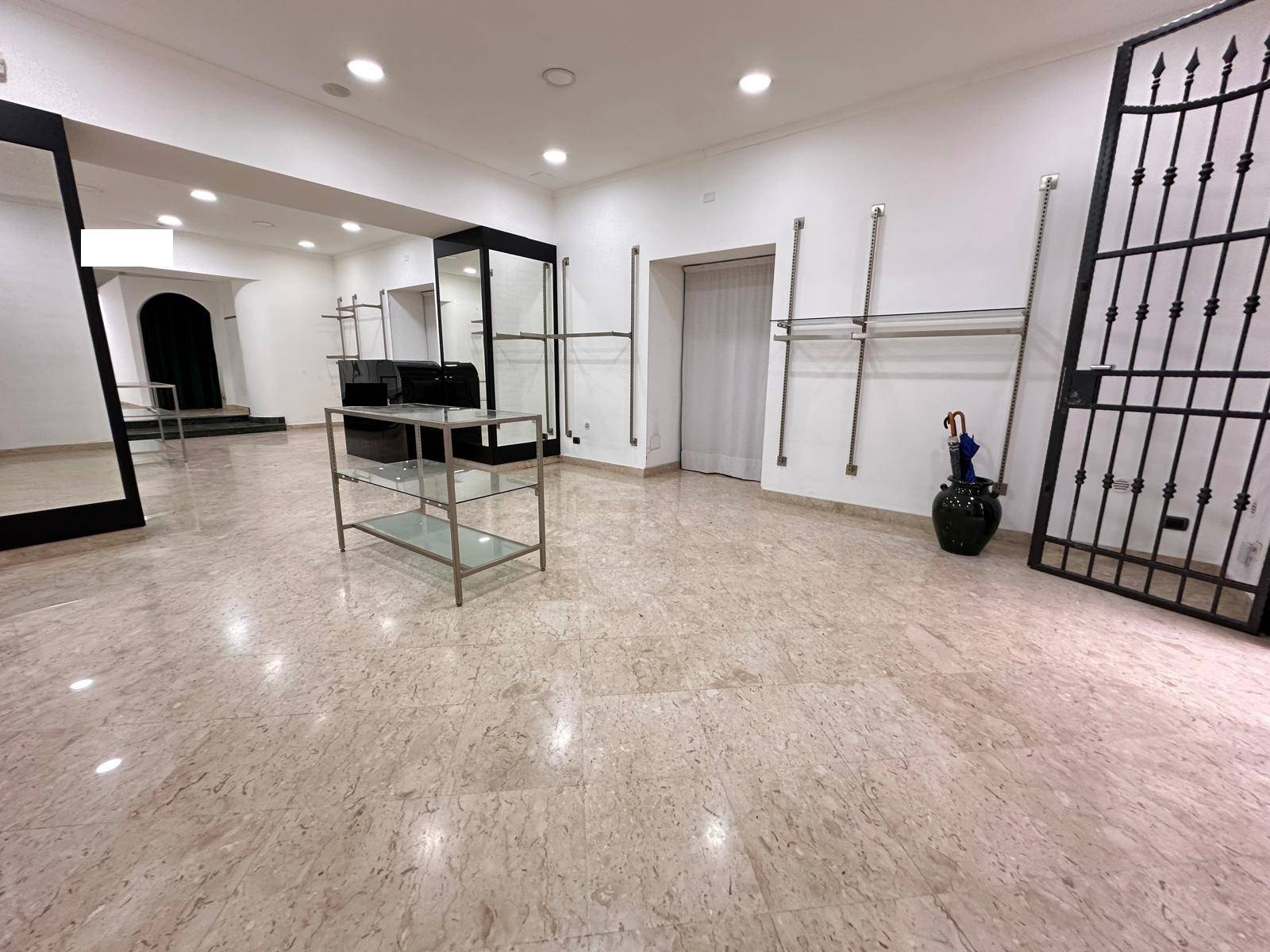 Negozio in affitto a Caserta, Centro