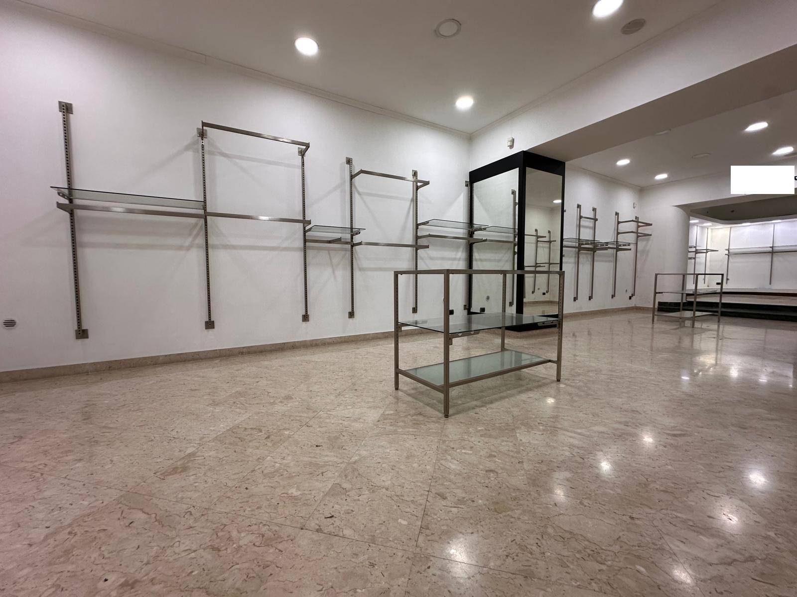 Negozio in affitto a Caserta, Centro