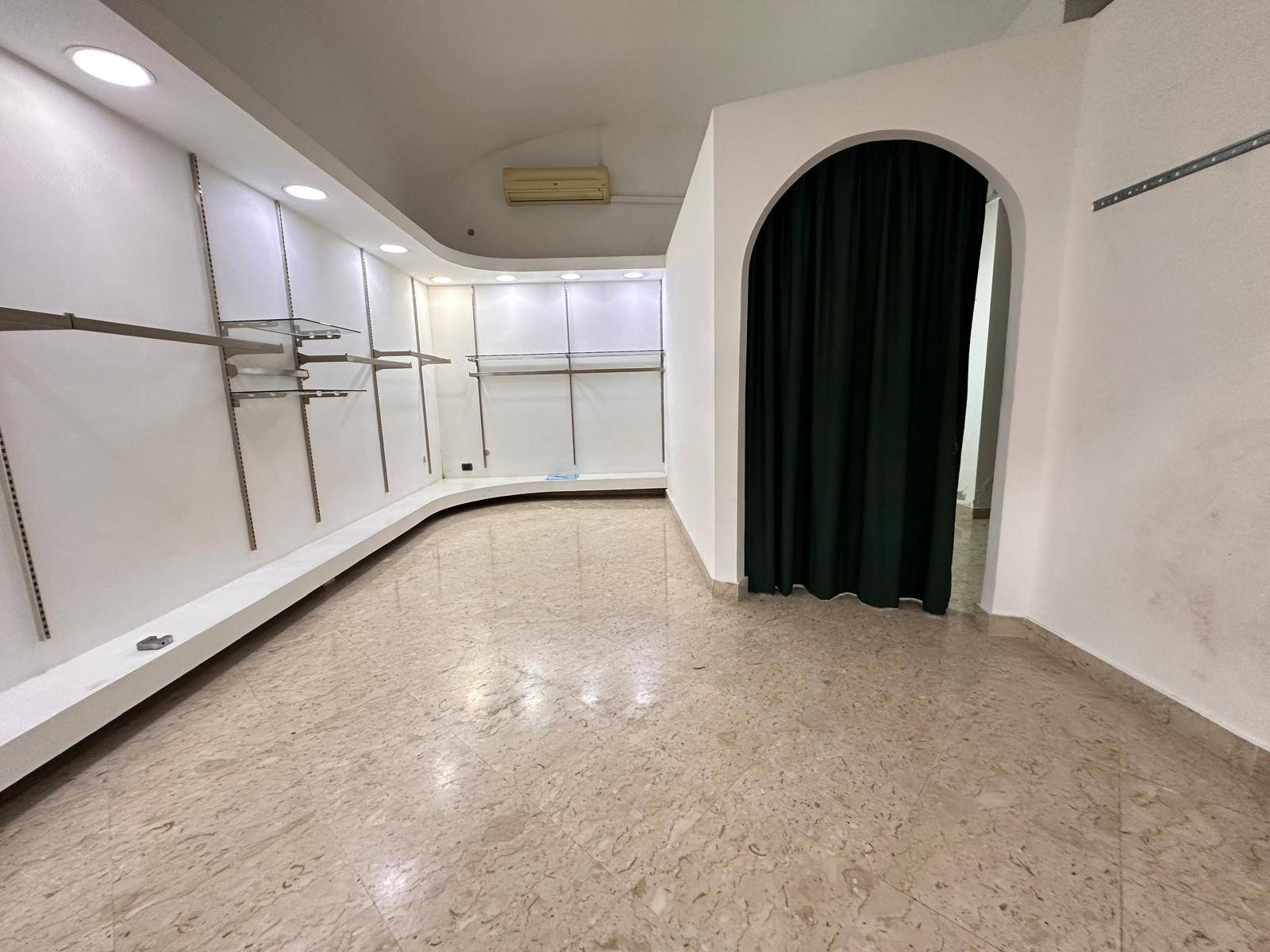 Negozio in affitto a Caserta, Centro