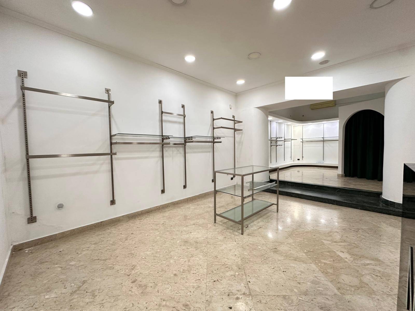 Negozio in affitto a Caserta, Centro