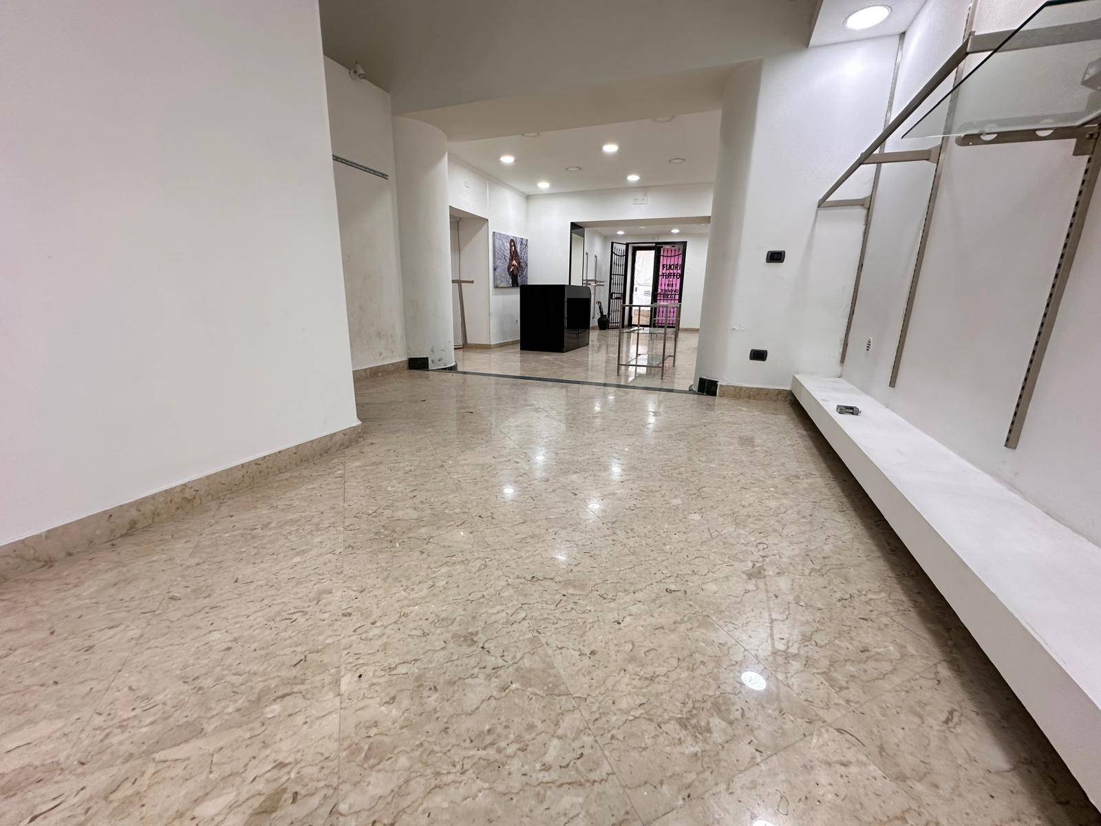 Negozio in affitto a Caserta, Centro