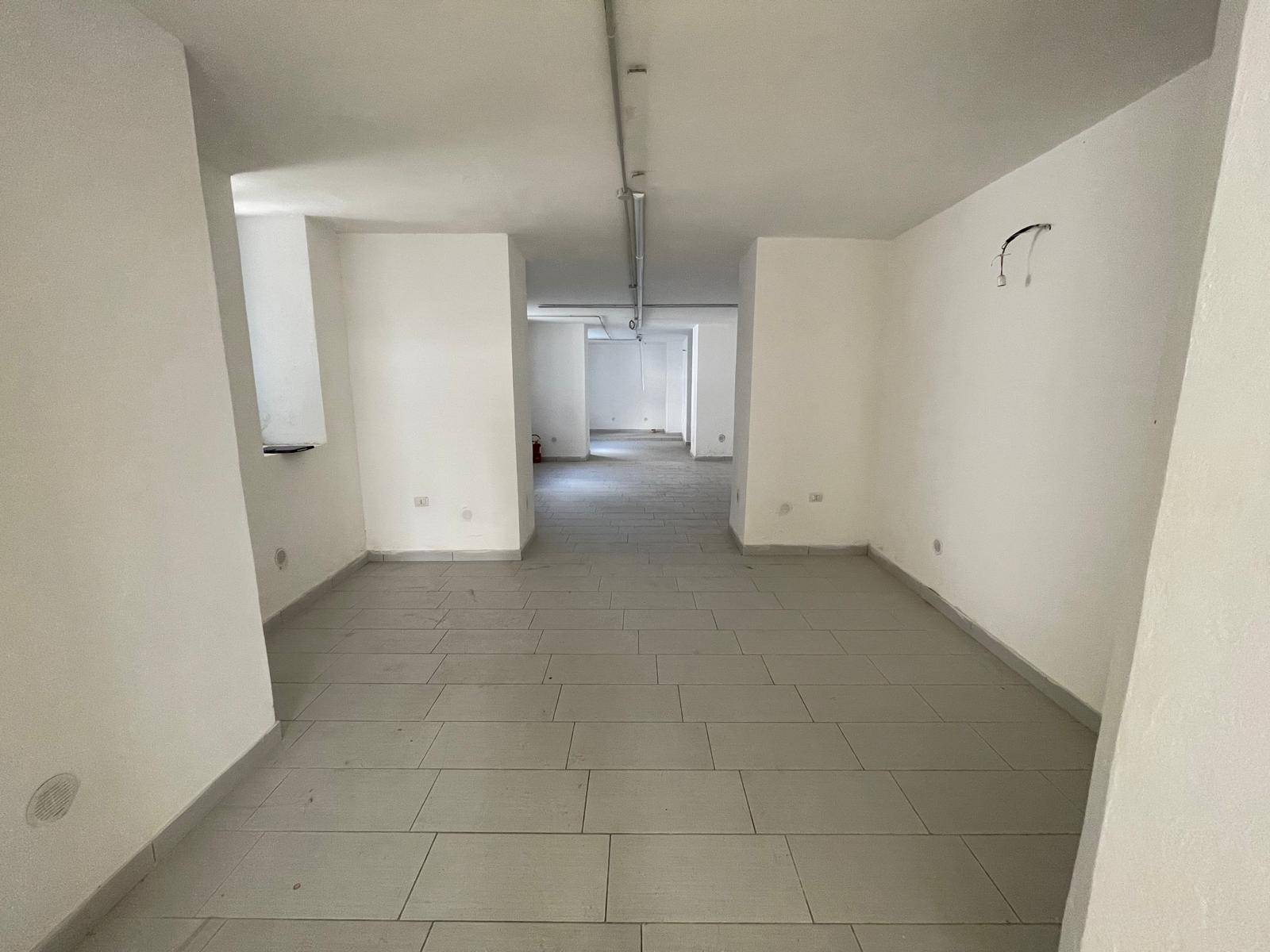 Negozio in affitto a Caserta, Centro