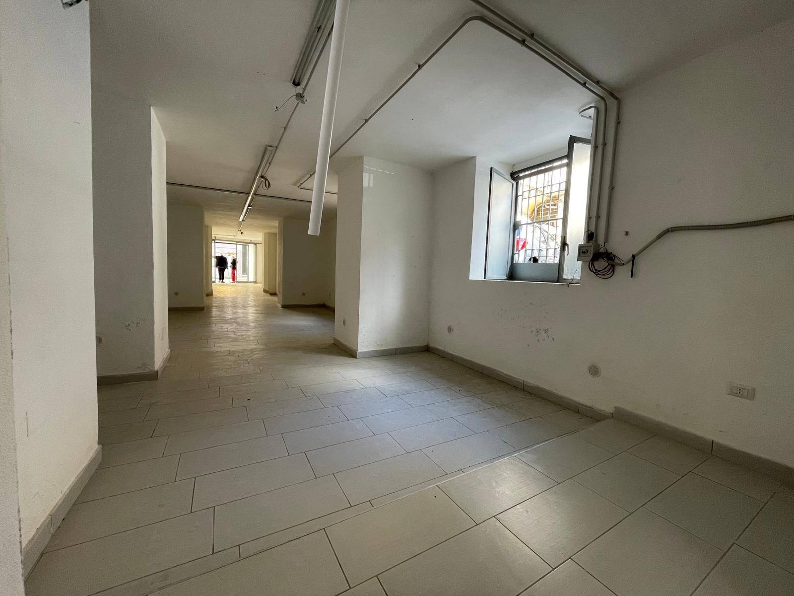 Negozio in affitto a Caserta, Centro