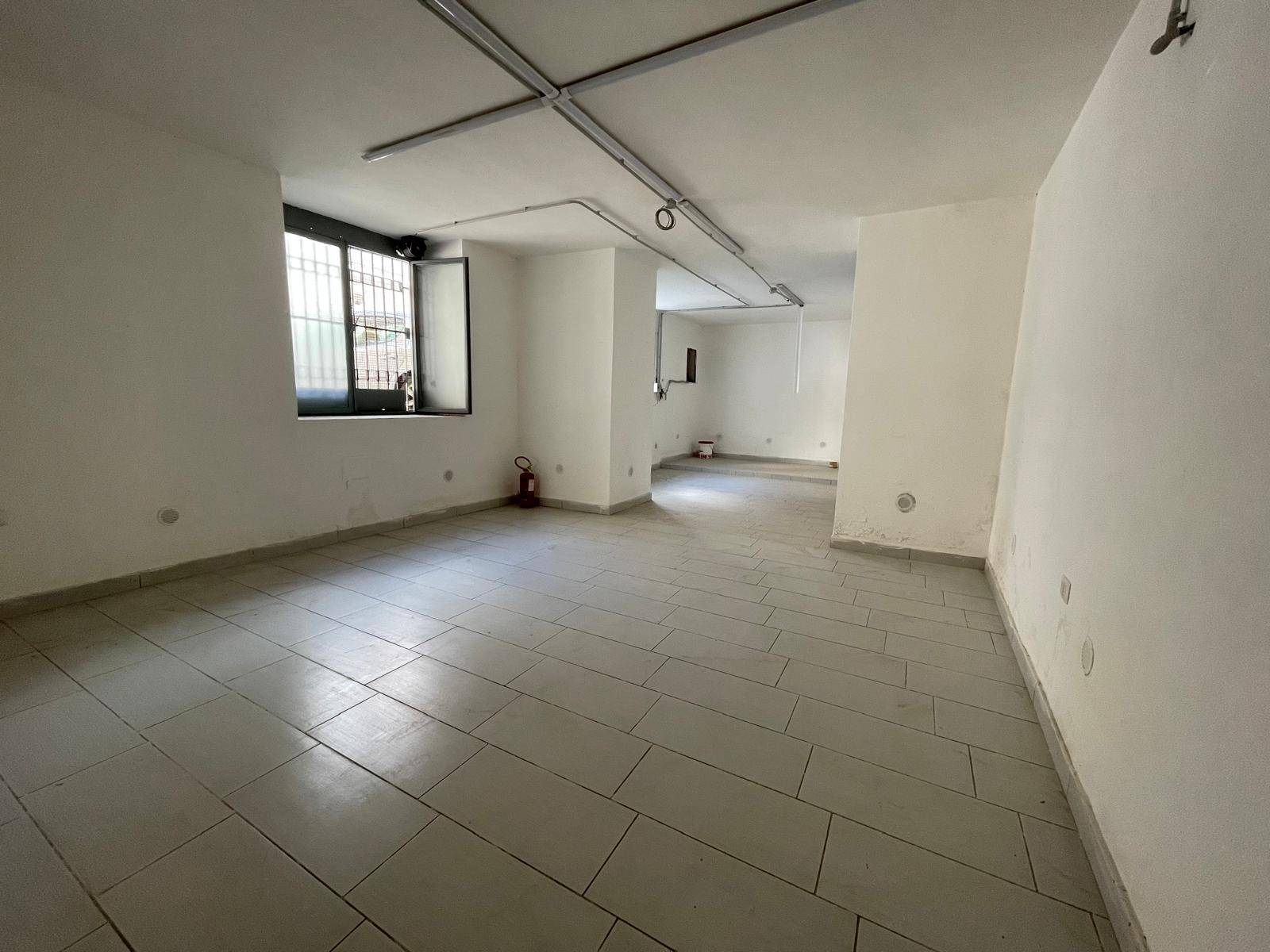 Negozio in affitto a Caserta, Centro