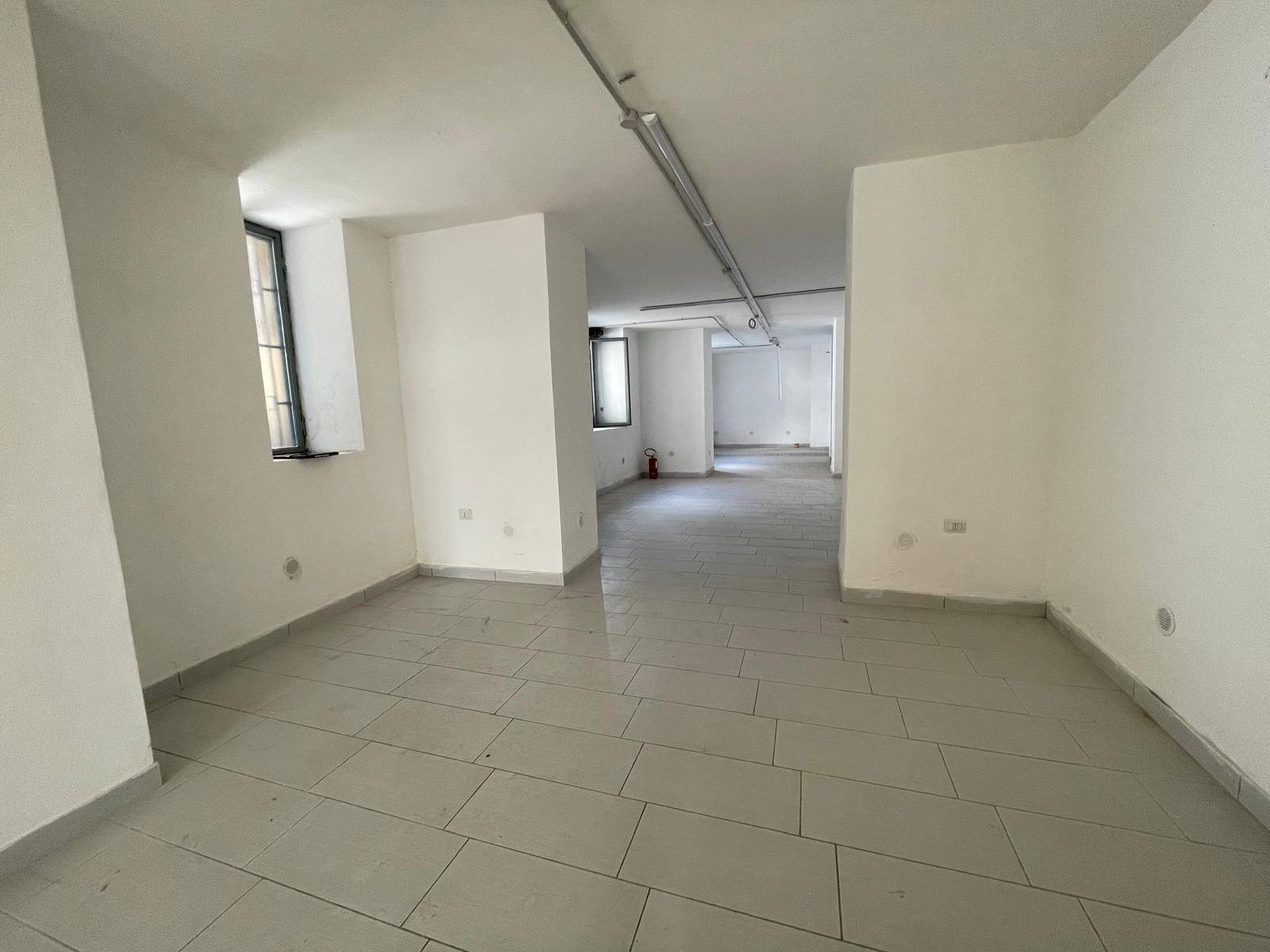 Negozio in affitto a Caserta, Centro