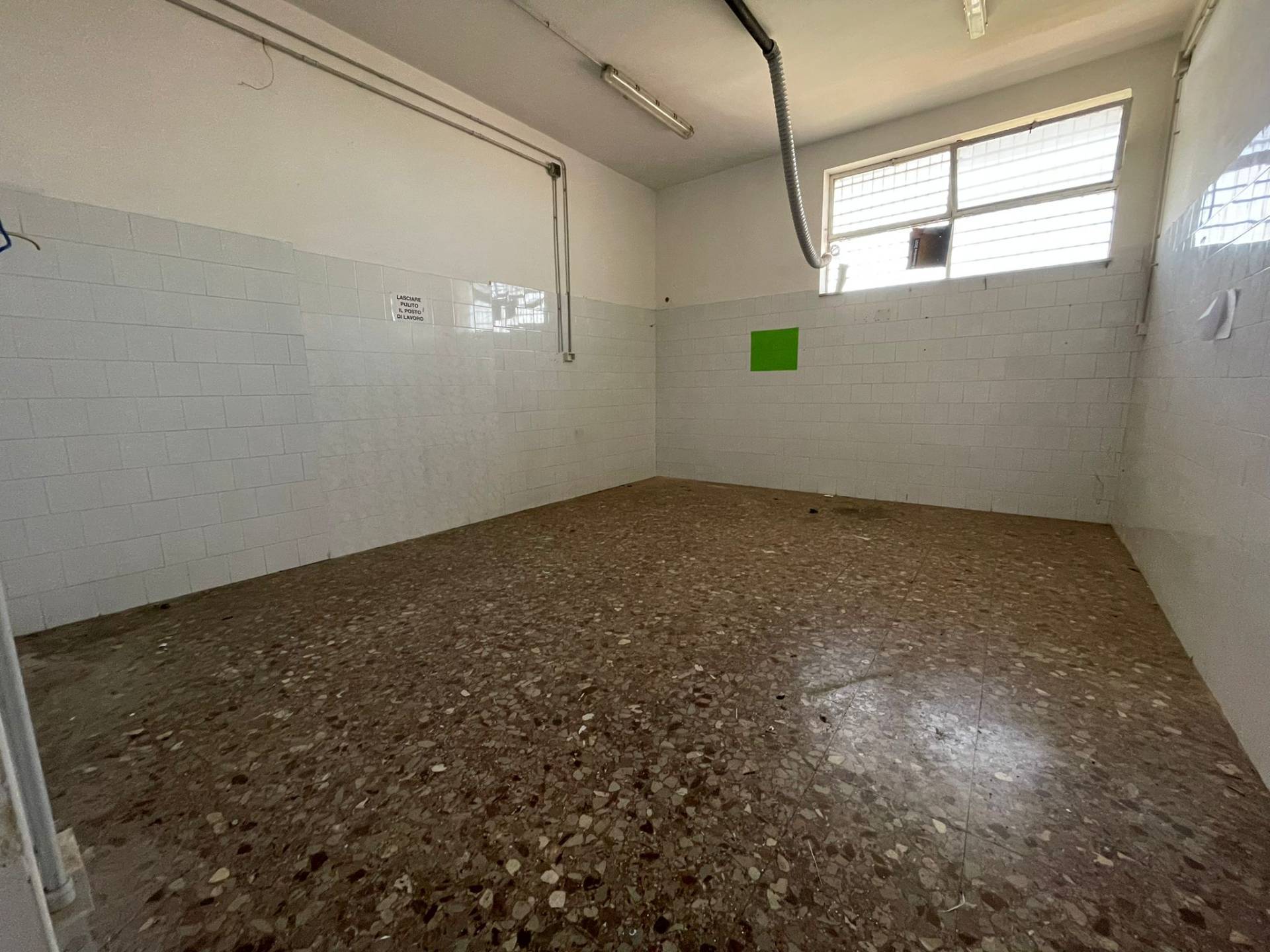 Negozio in affitto a Maddaloni