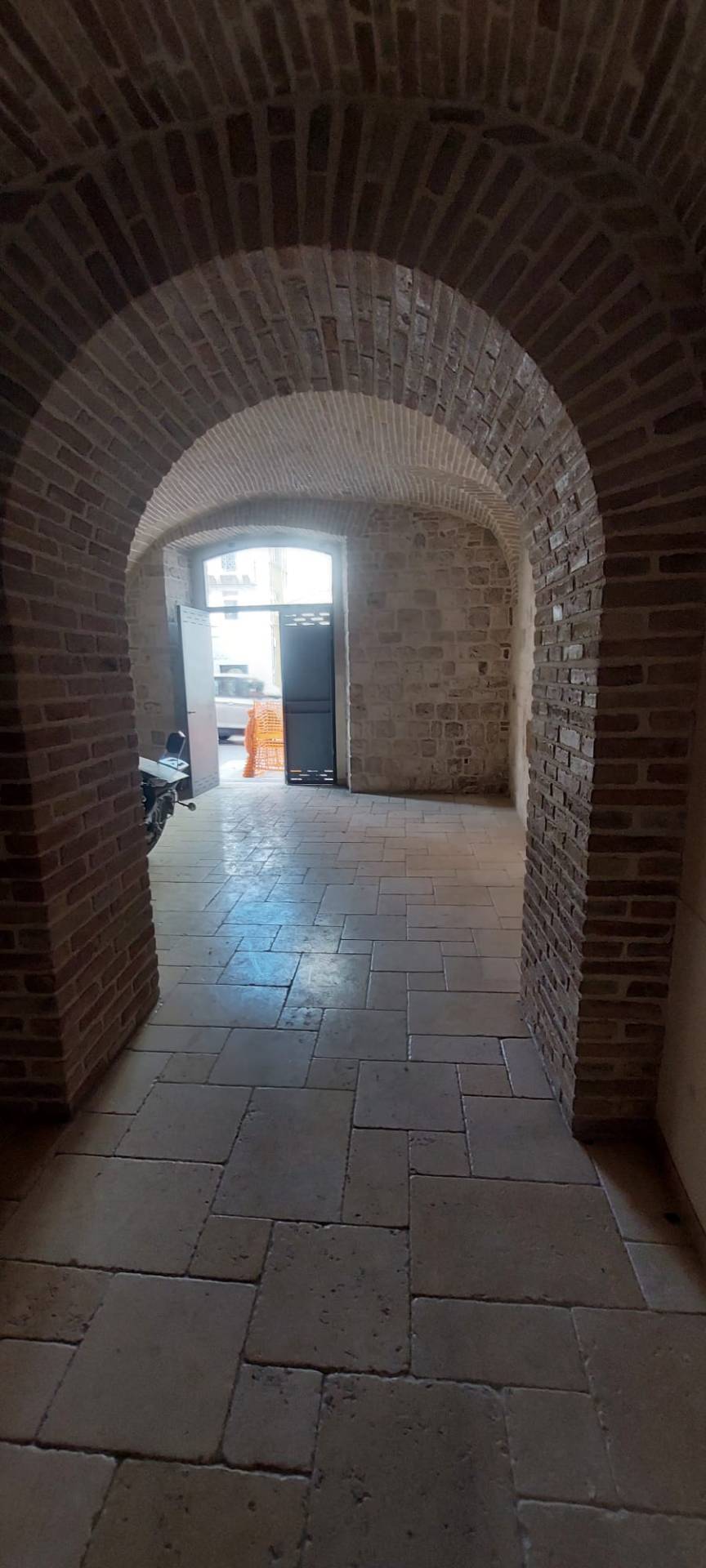 Locale commerciale in affitto a Ascoli Piceno, Centro Storico