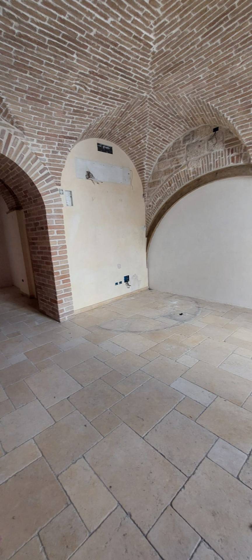 Locale commerciale in affitto a Ascoli Piceno, Centro Storico