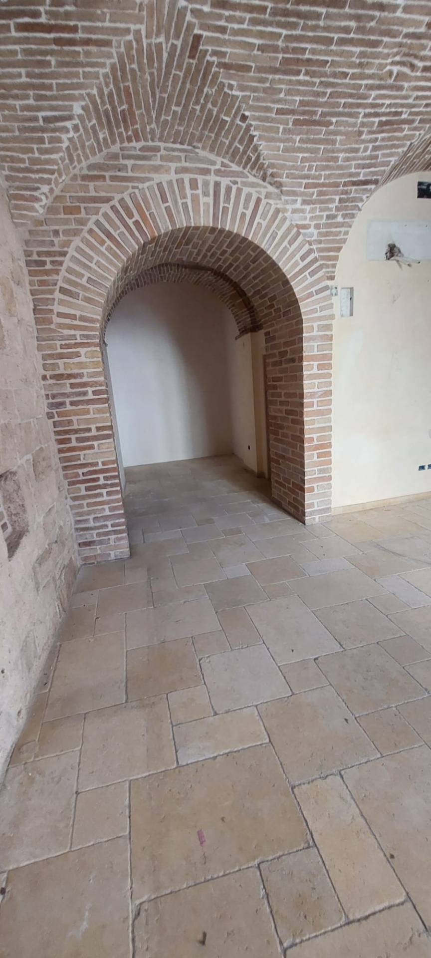 Locale commerciale in affitto a Ascoli Piceno, Centro Storico