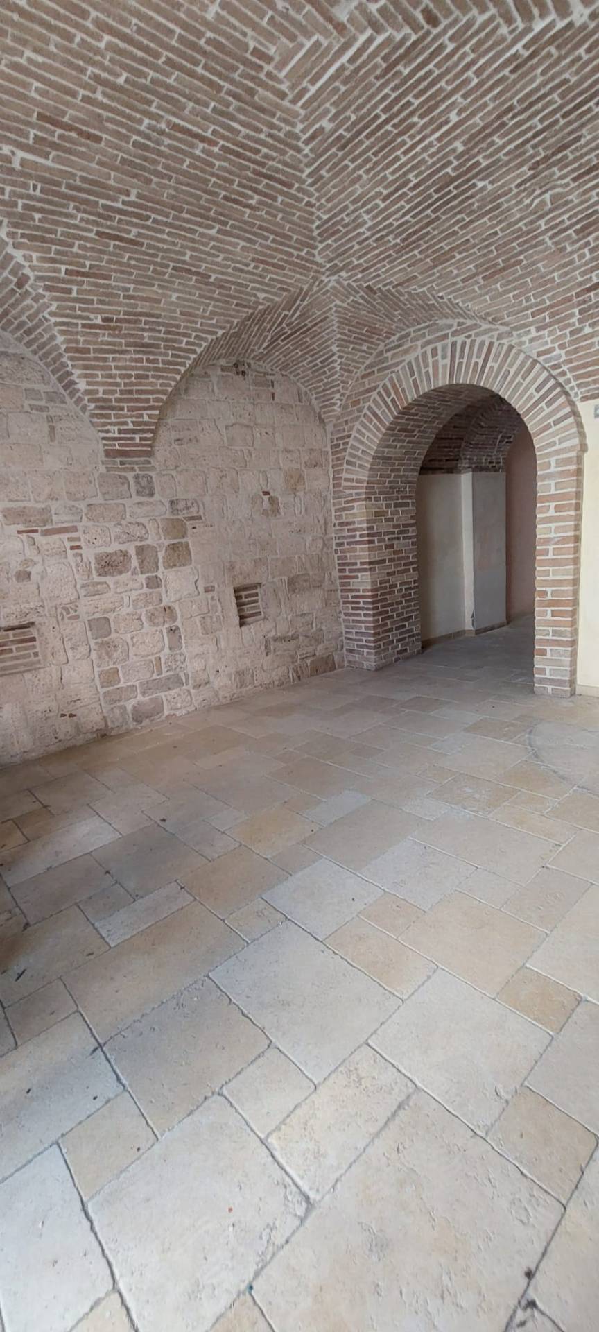 Locale commerciale in affitto a Ascoli Piceno, Centro Storico