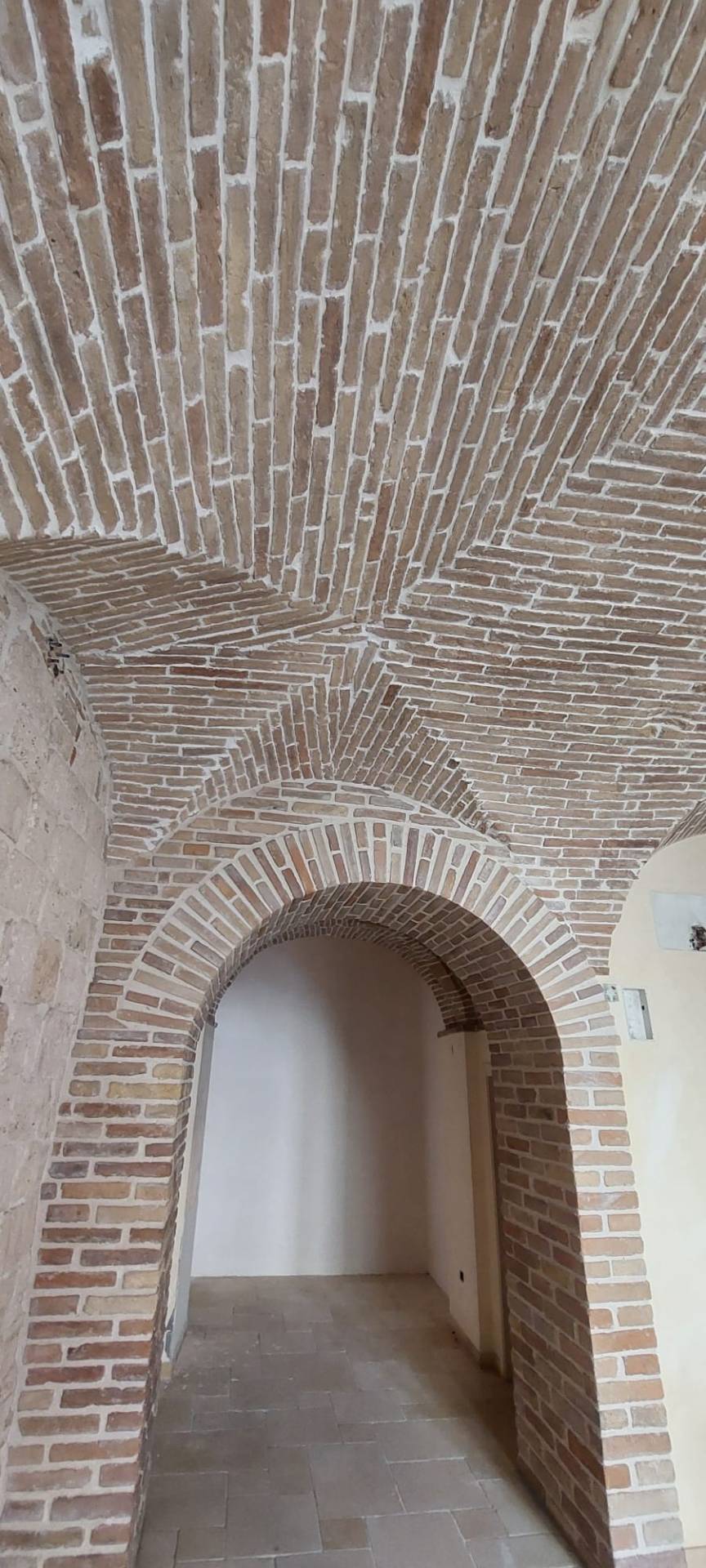 Locale commerciale in affitto a Ascoli Piceno, Centro Storico