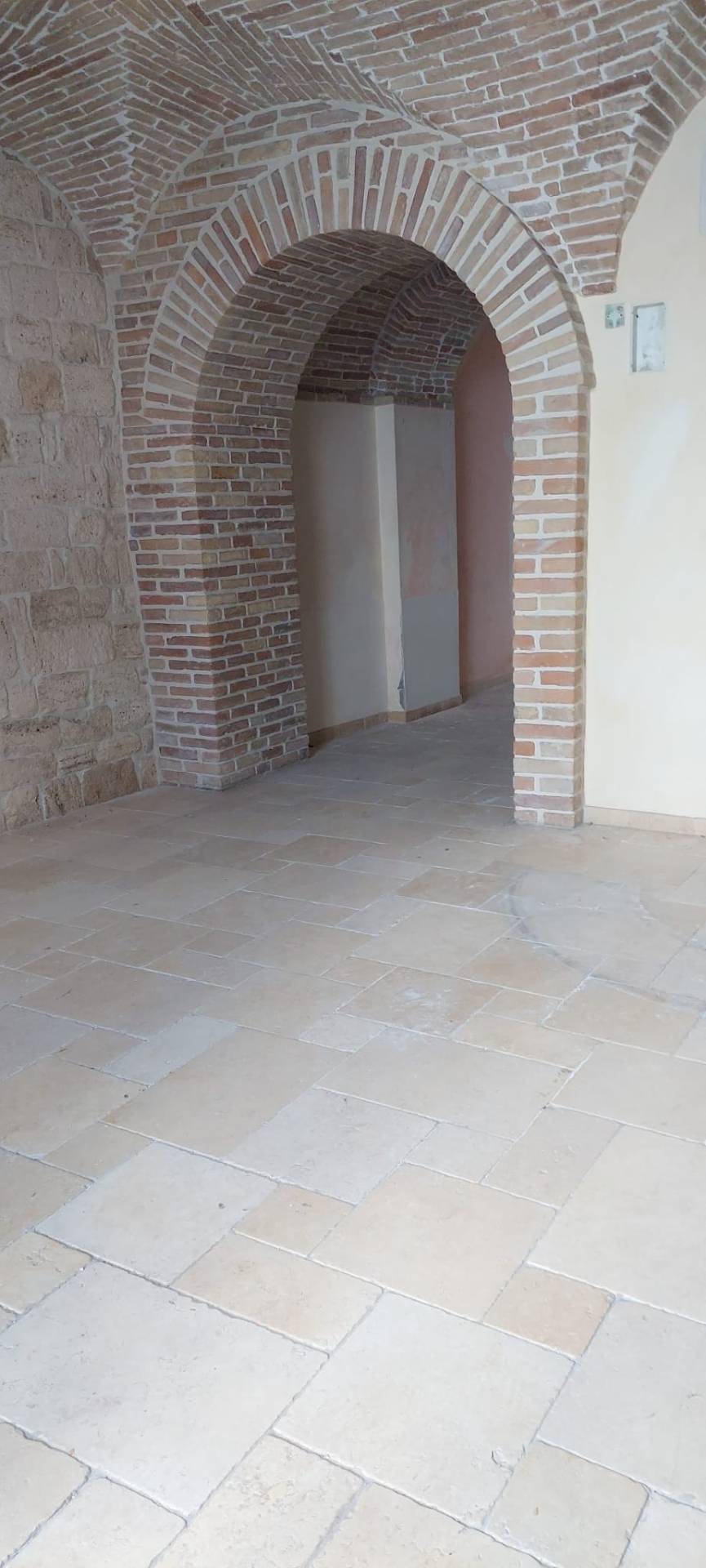 Locale commerciale in affitto a Ascoli Piceno, Centro Storico