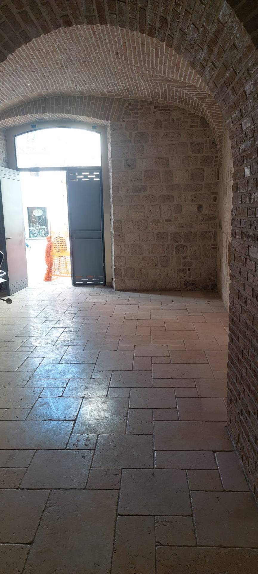 Locale commerciale in affitto a Ascoli Piceno, Centro Storico