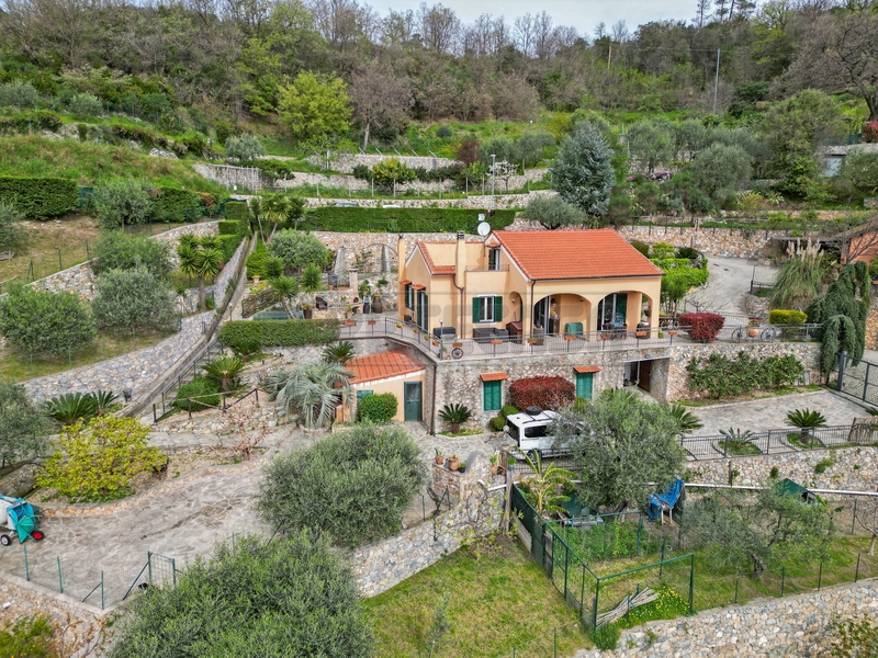 Villa vista mare a Finale Ligure
