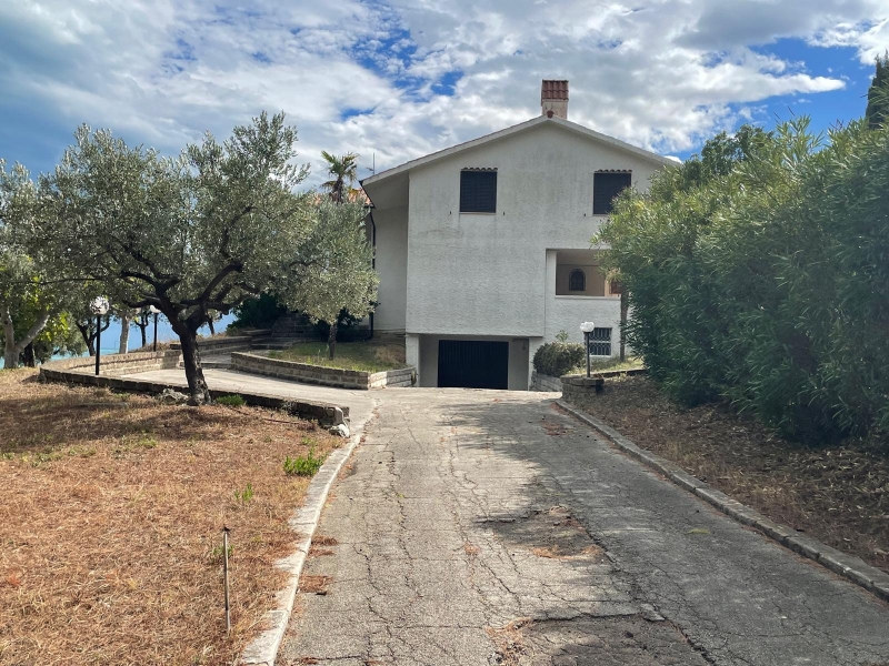 Villa con giardino a Vasto
