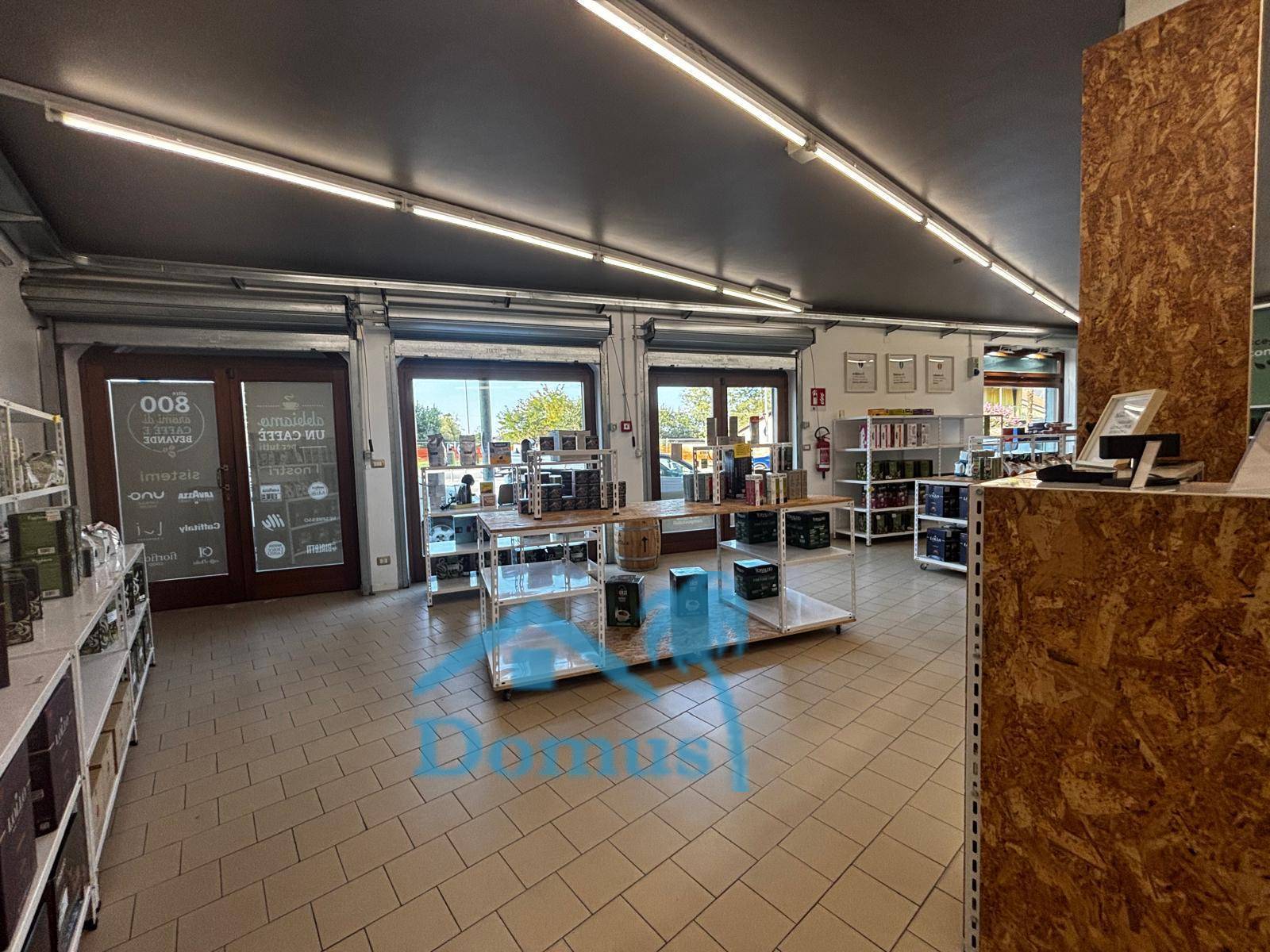 Locale commerciale in affitto a Cavour