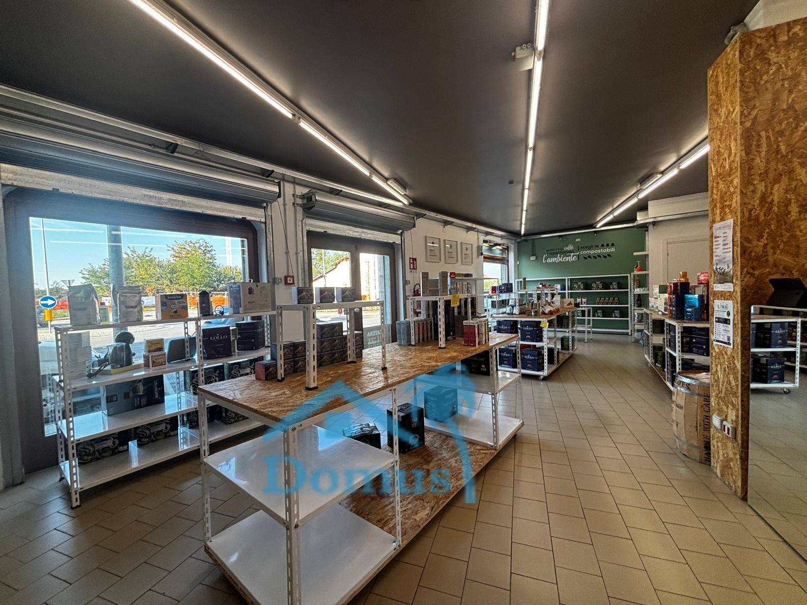 Locale commerciale in affitto a Cavour