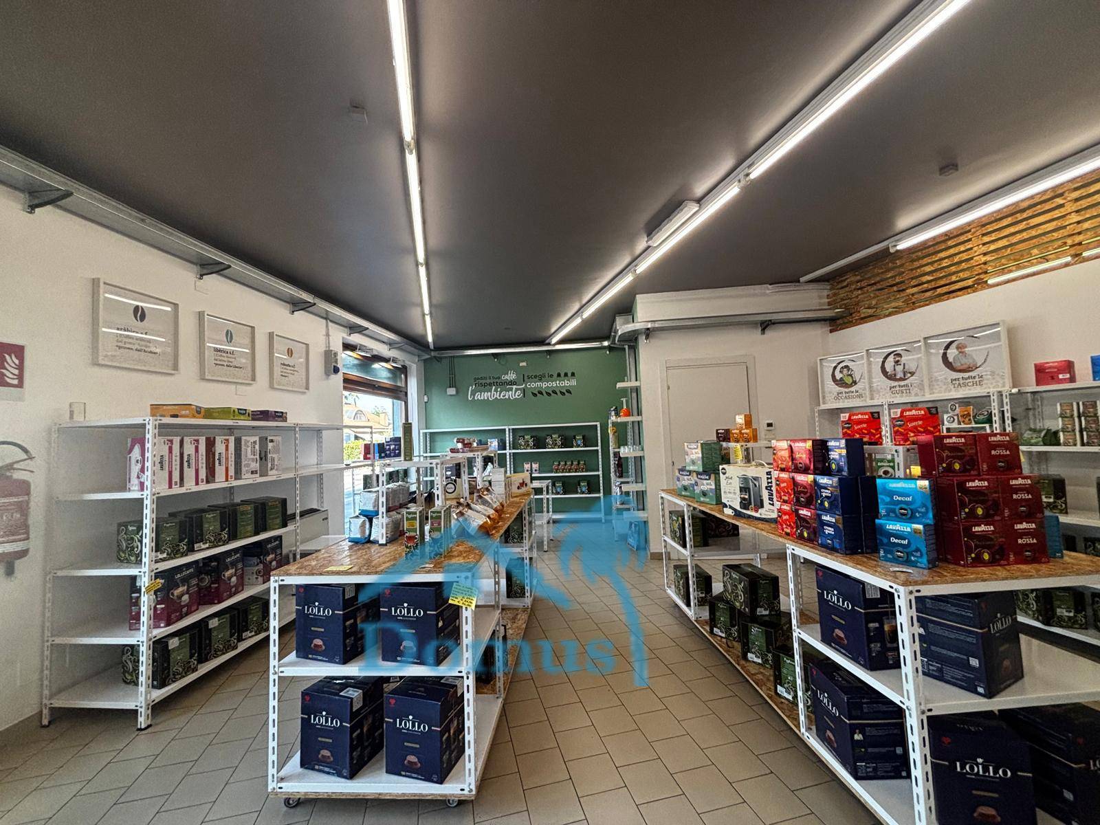 Locale commerciale in affitto a Cavour