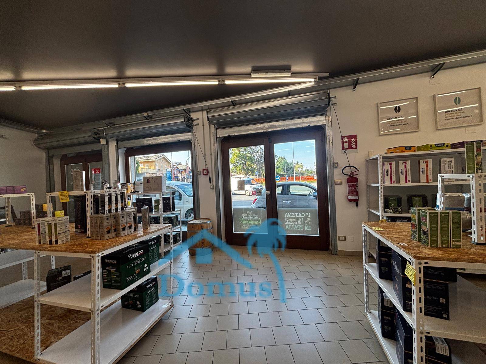Locale commerciale in affitto a Cavour